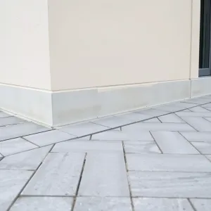 Kostka brukowa przy elewacji