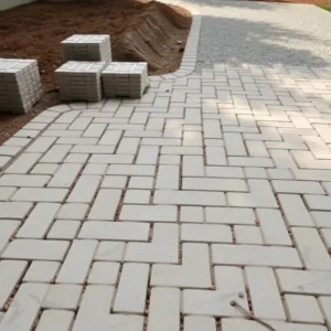 Układanie kostki brukowej na wjeździe